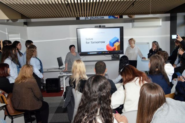 Стопанският факултет на СУ „Св. Климент Охридски“ събра над 100 ученици, учители и ментори в уъркшоп по дизайн мислене